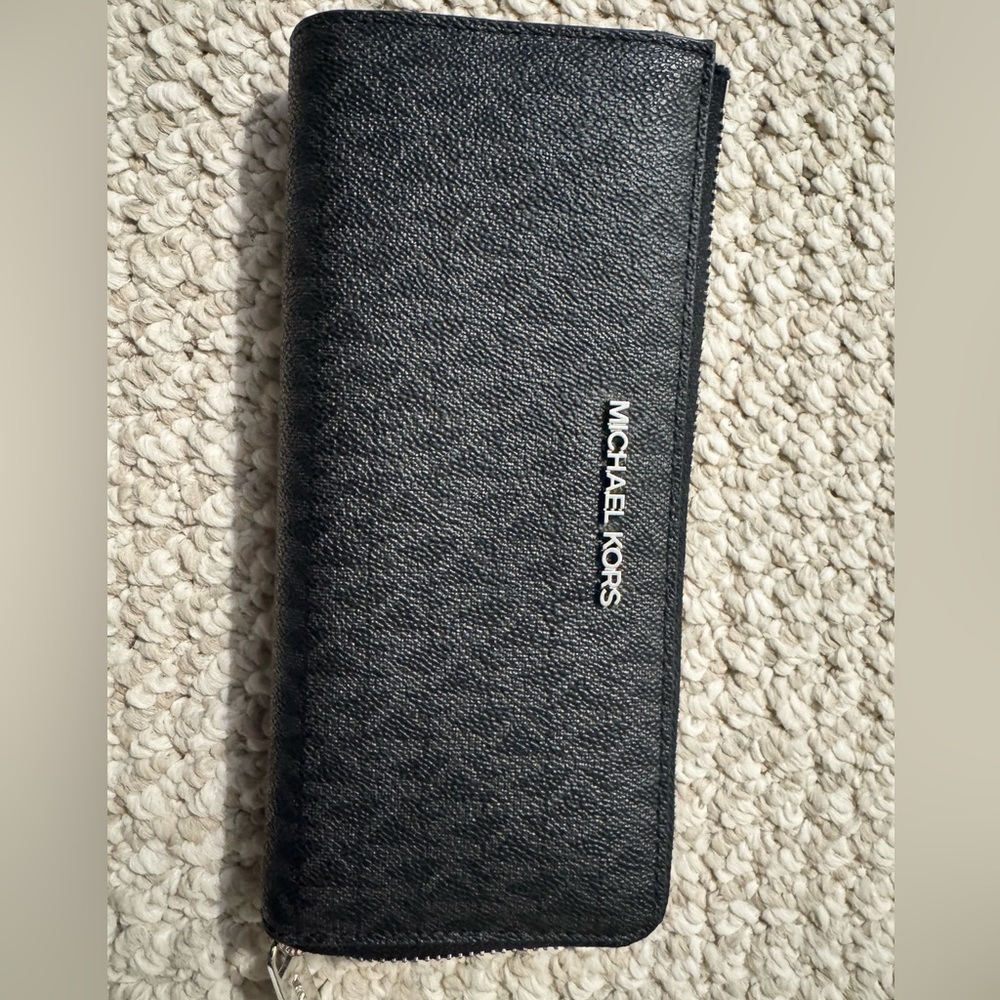 Michael Kors Jet Set Travel Large Saffiano Leather Quarter-Zip Wallet
